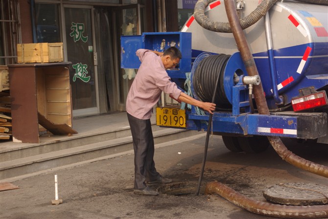 天津臨港疏通下水道、臨港工業(yè)區(qū)管道疏通、專業(yè)高壓清洗管道