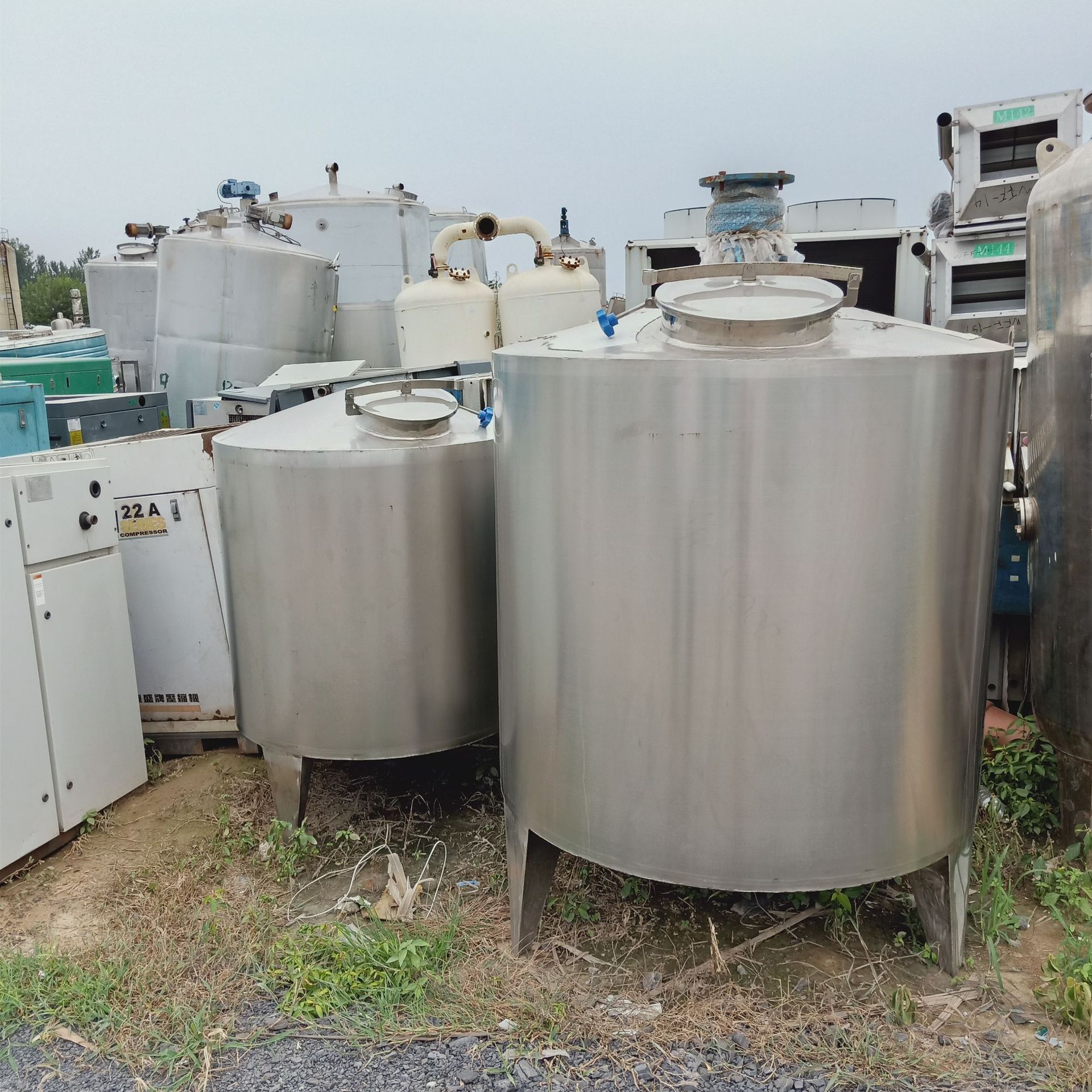 聚發(fā)出售二手1--4噸不銹鋼儲罐搪玻璃罐二手攪拌罐九成新