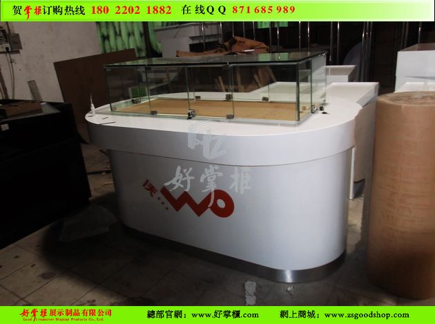 弧形聯(lián)通沃手機(jī)體驗(yàn)臺