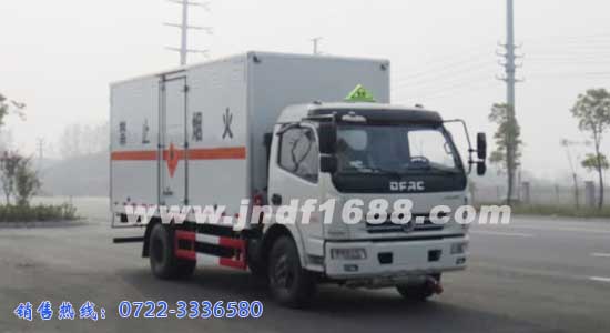 東風(fēng)多利卡國(guó)五易燃液體廂式運(yùn)輸車,桶裝油漆運(yùn)輸車