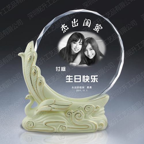高檔黃瓷生日禮品 送什么禮物給閨蜜好？水晶陶瓷禮品定制