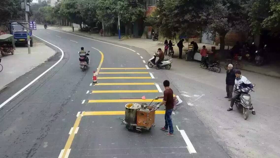 惠州道路減速帶劃線，惠州停車位劃線價(jià)格，惠州亞興交通畫(huà)線廠家