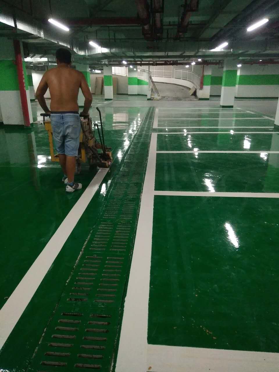 惠州瀝青路網(wǎng)格線工程 停車場車位標準劃線