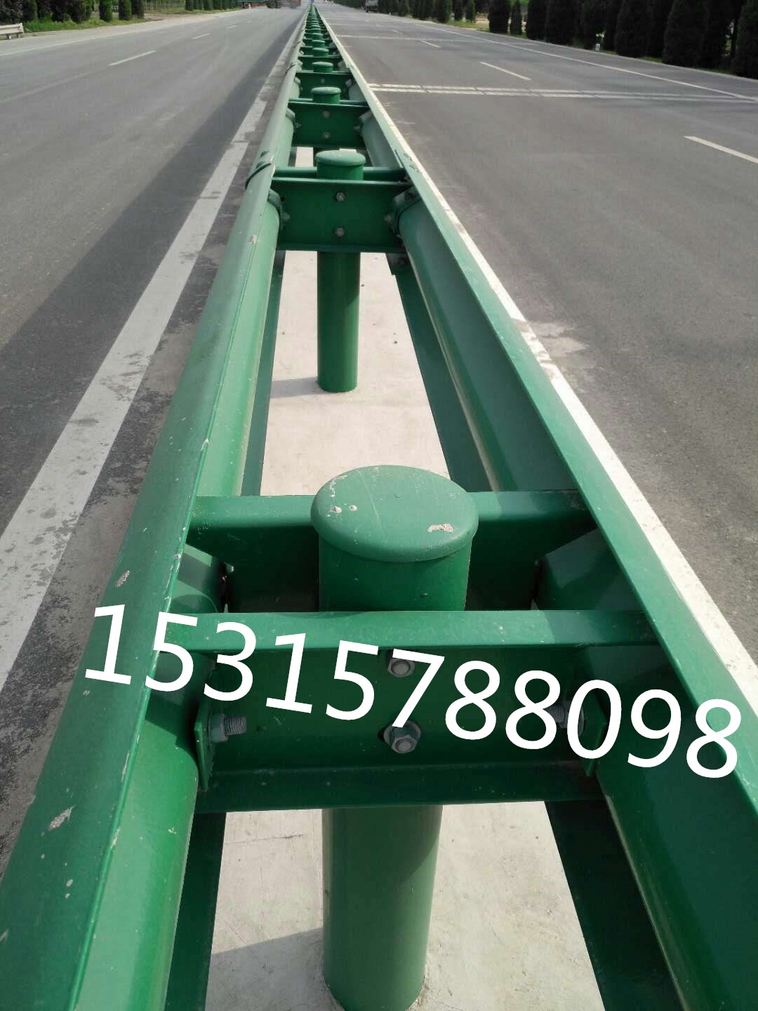 湖北波形護(hù)欄板生產(chǎn)廠家 鄉(xiāng)村道路防護(hù)欄多少錢一米
