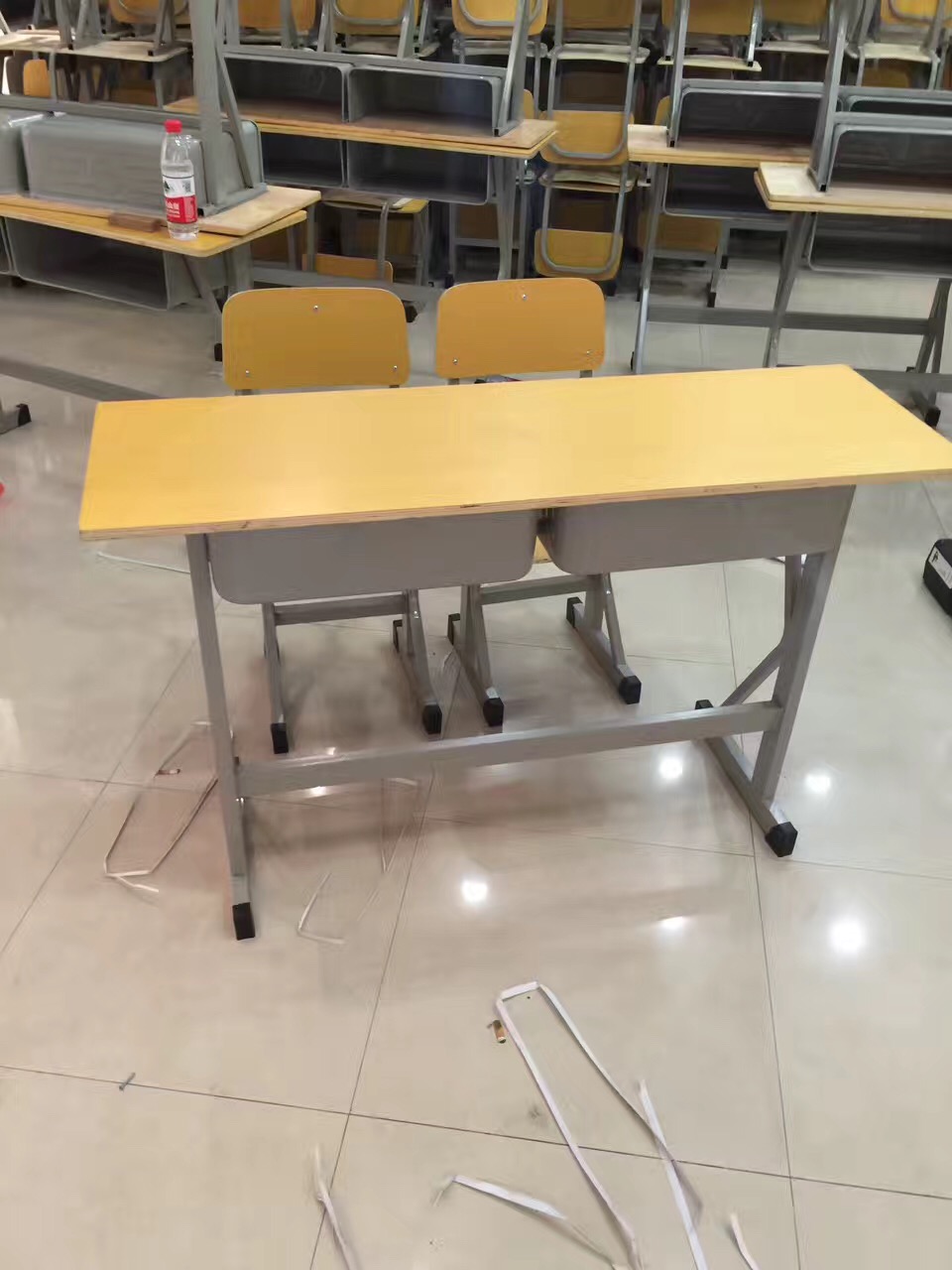 合肥生產中小學生課桌椅廠家批發(fā)供應鋼木培訓課桌椅