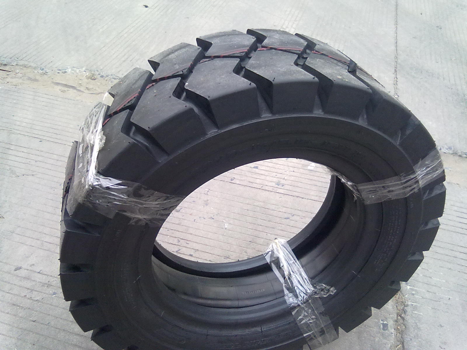 朝陽現(xiàn)貨叉車輪胎型號(hào)齊全28x9-15充氣輪胎報(bào)價(jià)28x9-15正品三包