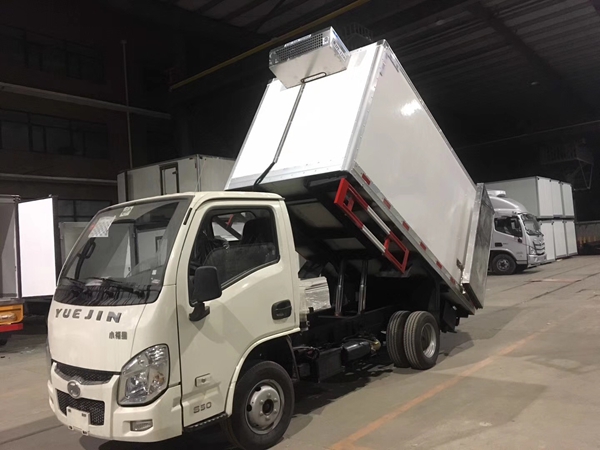 拉動物尸體的躍進(jìn)無公害處理車?yán)洳剀? title=