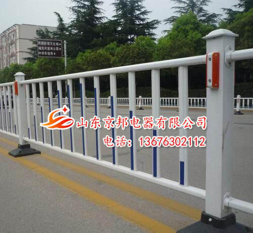供應(yīng)公路護(hù)欄、草坪護(hù)欄、護(hù)欄加工、護(hù)欄廠家