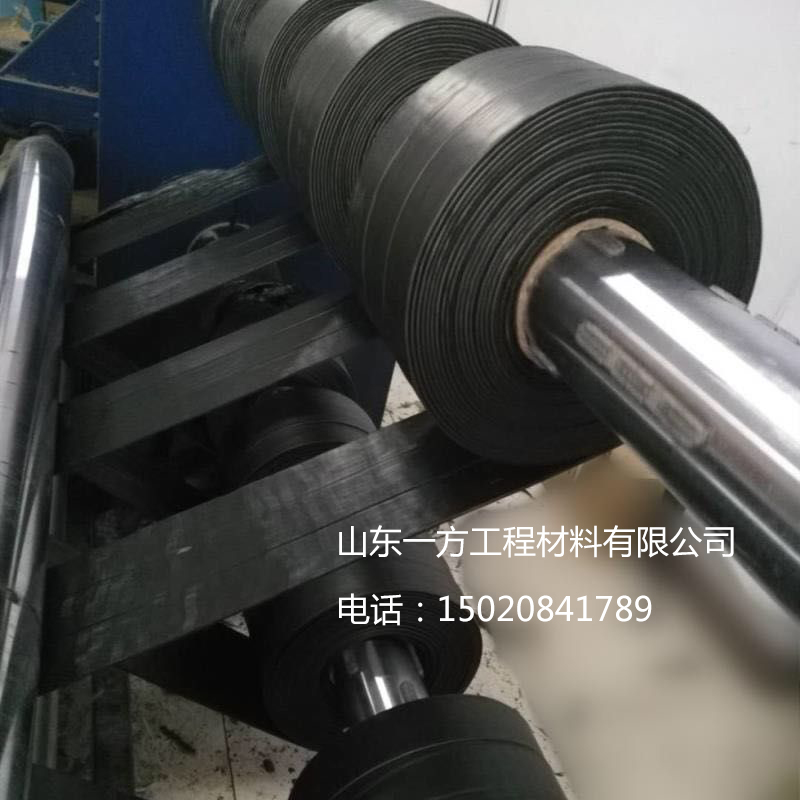 貼縫帶廠家告訴你如何給瀝青路面進(jìn)行開(kāi)槽灌縫