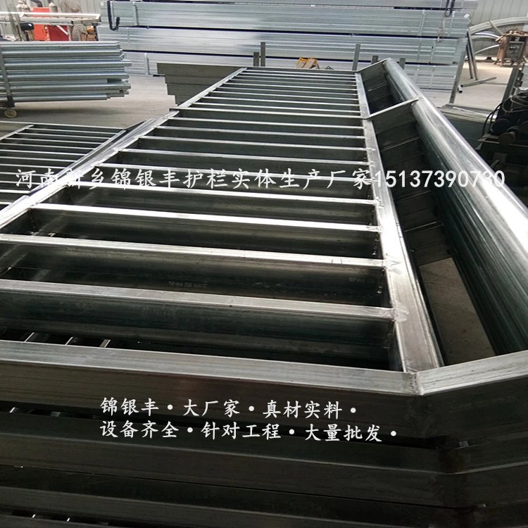 新鄉(xiāng)道路交通護(hù)欄、錦銀豐鋅鋼道路交通護(hù)欄質(zhì)量放心實(shí)體批發(fā)廠家
