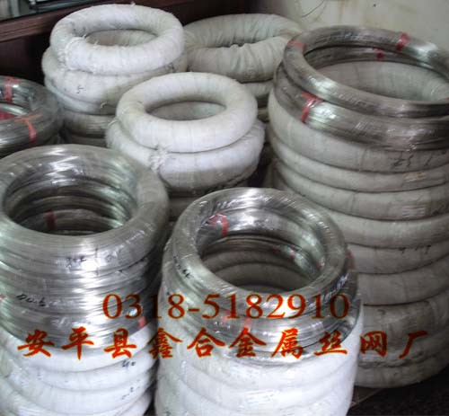 安平鑫合絲網(wǎng)專業(yè)生產(chǎn)包塑絲，涂塑絲，包膠鐵線