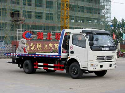 供應(yīng)東風(fēng)多利卡一拖二清障車，清障車銷售網(wǎng)址：www.hbcltc.com