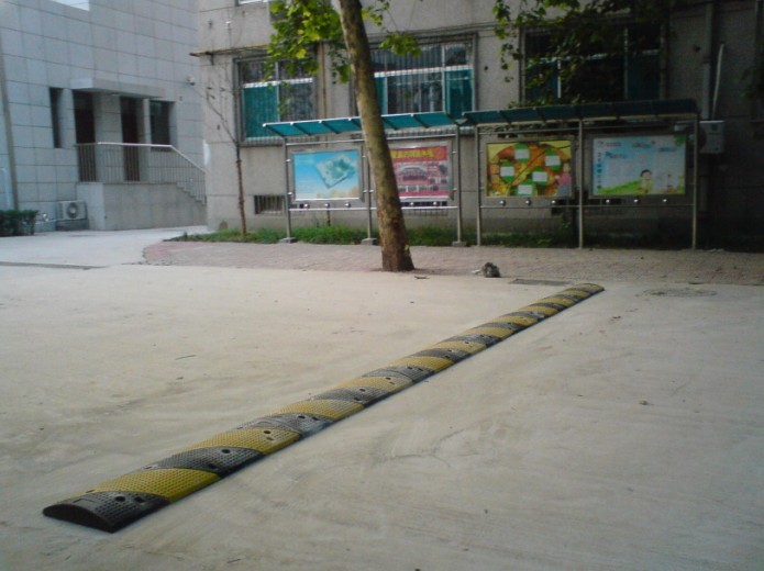 東營減速帶安裝（橡膠減速帶價格、鑄鋼減速帶批發(fā)）廠家直銷 質(zhì)量保證