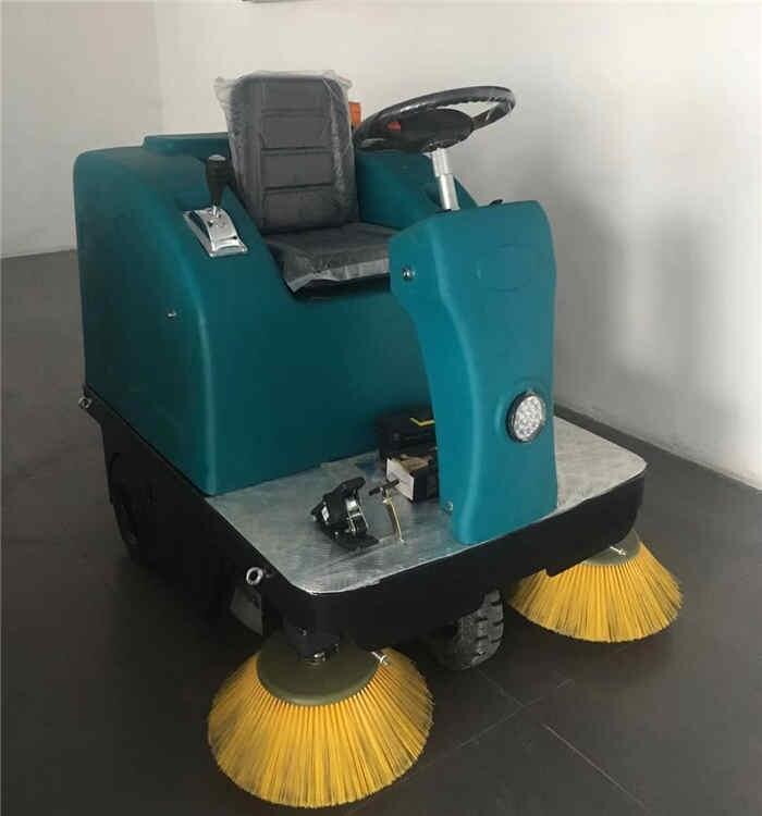 內(nèi)置強(qiáng)力吸塵功能的小型掃地車(chē)
