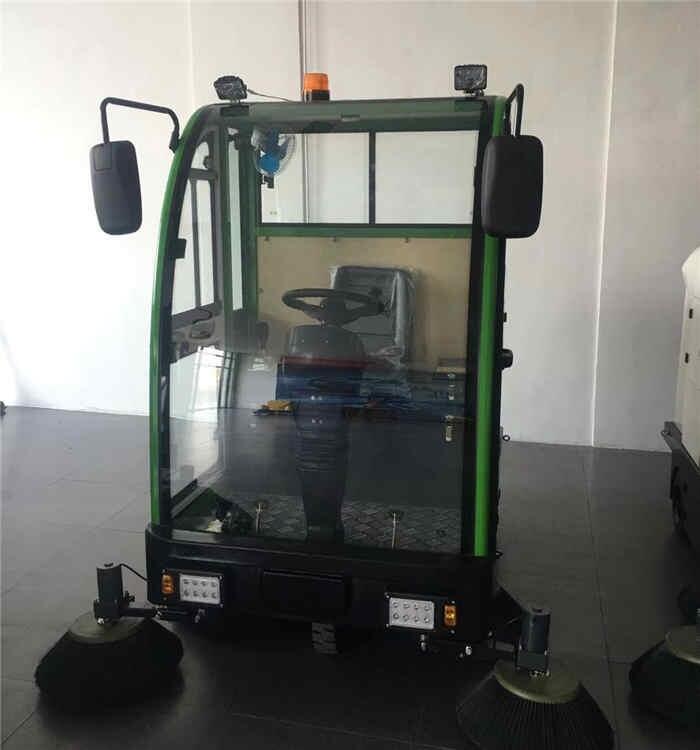 除塵系統(tǒng)裝置的小型掃地車
