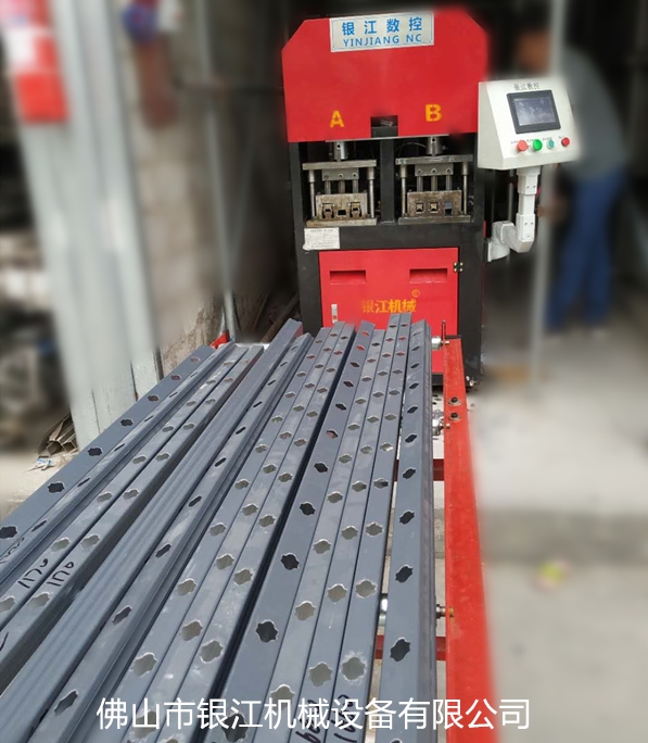 鋁藝護(hù)欄全自動打孔機(jī)
