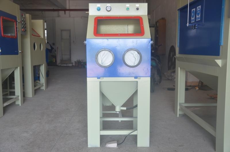 	 6050手動噴砂機(jī)鑰匙扣表面光滑處理深圳噴砂機(jī)