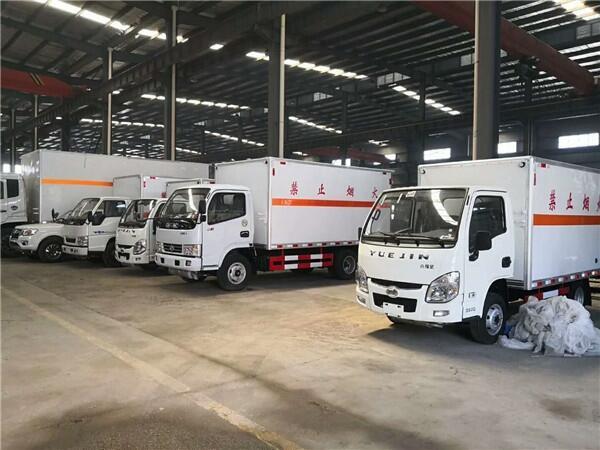為了一路平安運(yùn)輸危險(xiǎn)品一定要用?；\(yùn)輸車