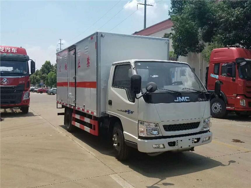江鈴3類涂料廂式危險品運輸車規(guī)格型號