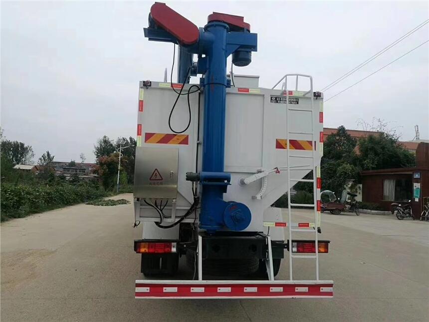 巴彥淖爾烏拉特前旗東風(fēng)天錦小三軸飼料車操作方便