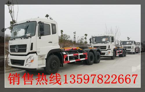 12方勾臂式垃圾車配多個(gè)垃圾廂同時(shí)使用