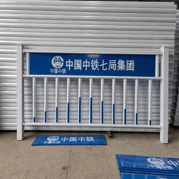財(cái)潤絲網(wǎng)供應(yīng)城市人車分流市政隔離欄桿 鋅鋼材質(zhì)交通道路防護(hù)欄