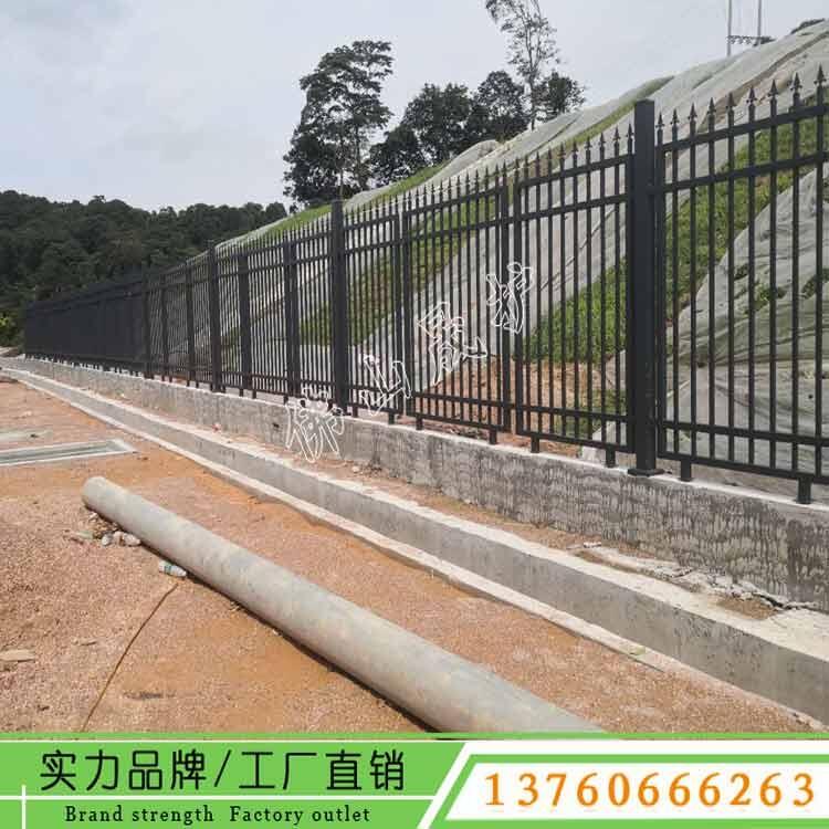 清遠(yuǎn)院墻鐵藝護(hù)欄報(bào)價(jià) 廠房圍墻欄桿安裝 焊接式柵欄