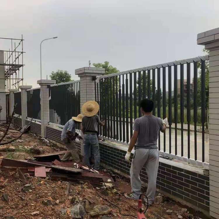 湛江圍墻欄桿施工工藝 廠房鐵柵欄安裝 鋅鋼護欄款式