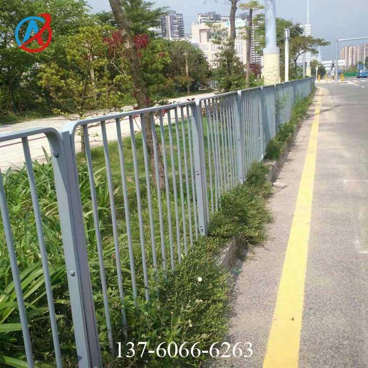 市政護(hù)欄定制 公路分隔欄桿樣式 東莞交通柵欄廠家