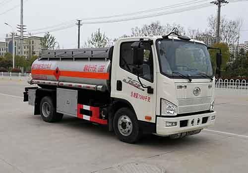 國(guó)六解放5.05立方汽油介質(zhì)5噸油罐車(chē) 小型5噸加油車(chē)價(jià)格
