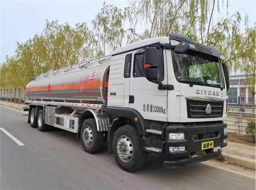 國(guó)六汕德卡前四后八30.7立方20噸鋁合金油罐車運(yùn)油車廠家直銷