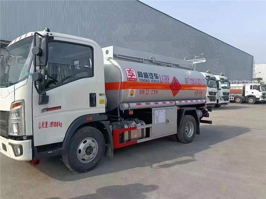 國(guó)六豪沃5噸油罐車多少錢一輛