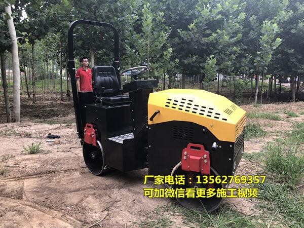 大量現(xiàn)貨直發(fā)震動壓路機(jī)小型壓路機(jī)圖片
