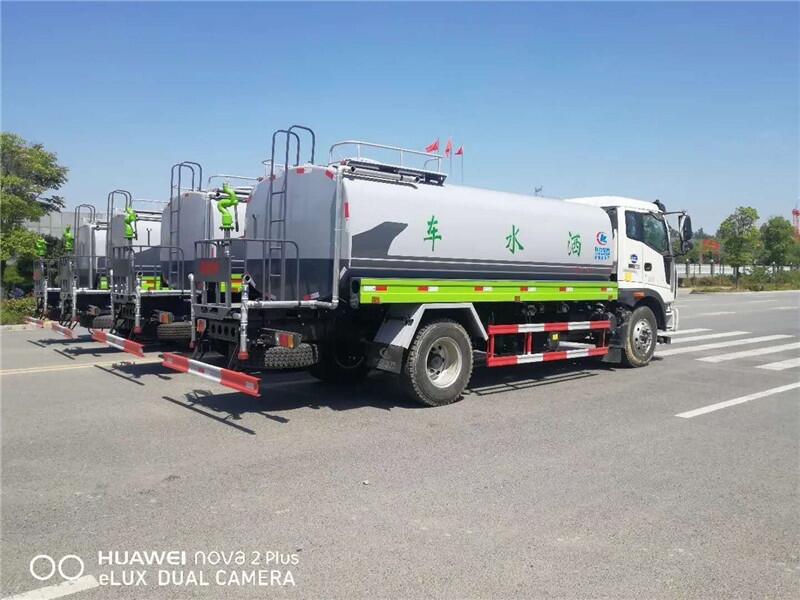 內(nèi)蒙古國6保溫運(yùn)水車操作簡便