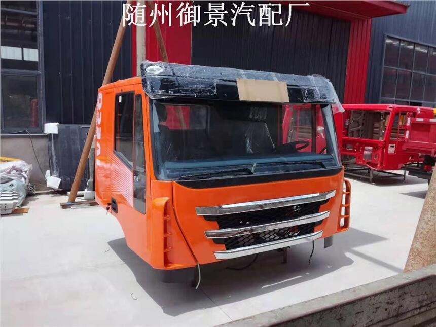 新疆庫車紅巖杰獅自卸車保險(xiǎn)杠汽配廠家