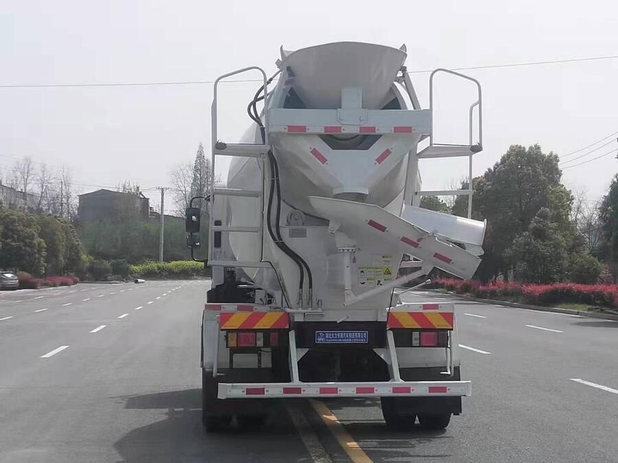 東風(fēng)5.5方水泥罐車車身短道路通過性強(qiáng)