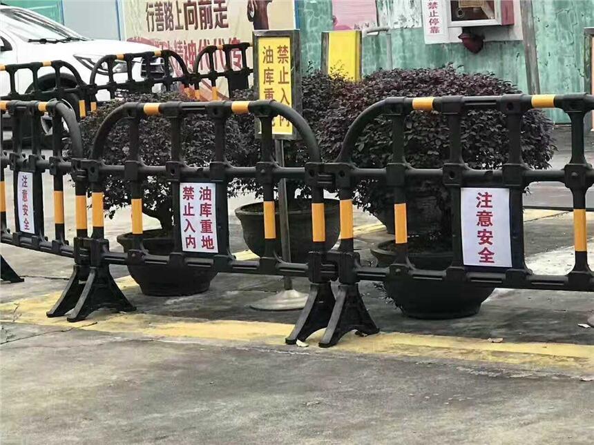 深圳龍崗廠家直銷施工 塑料護(hù)欄  塑料膠馬 塑料水馬