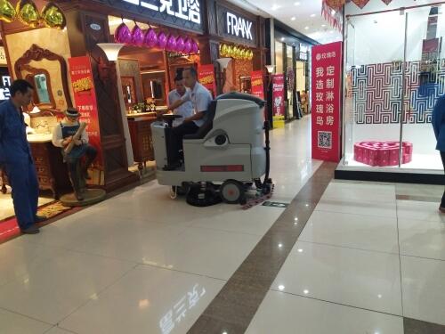 保潔公司用桂林全自動(dòng)洗地機(jī)降低人工成本