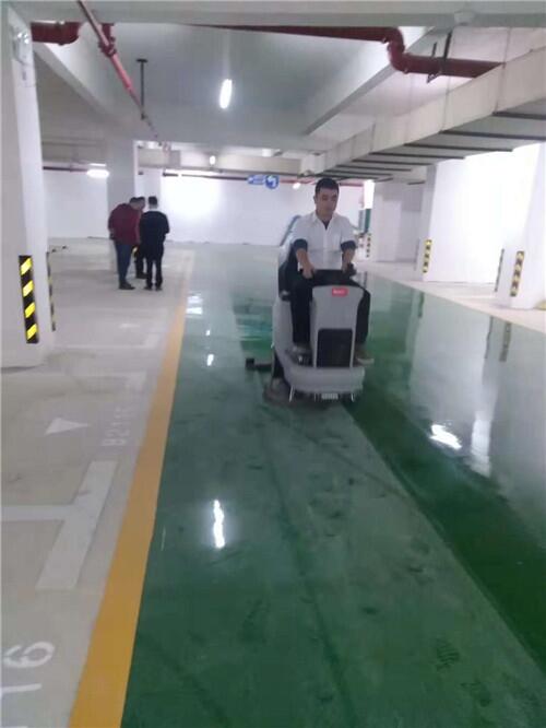 小區(qū)物業(yè)用北海駕駛式洗地機(jī)清潔地下停車場性價比高