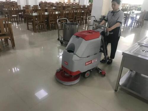 工廠食堂用北海手推式洗地機清潔地面油污效果佳