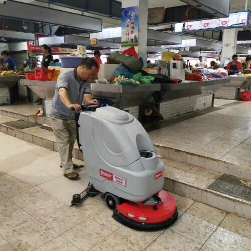 菜市場用北海手推式洗地機(jī)清潔臟亂地面