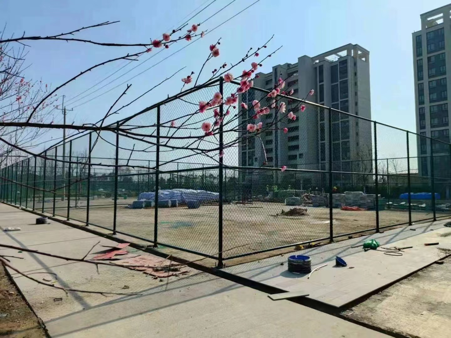 湖南澤睿球場圍網(wǎng)體育場地隔離網(wǎng)圍欄勾花足球場學(xué)校操場