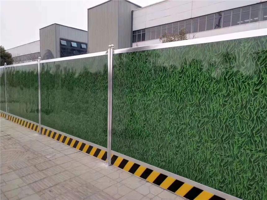 工地新型彩鋼圍擋平面扣板小草圍欄