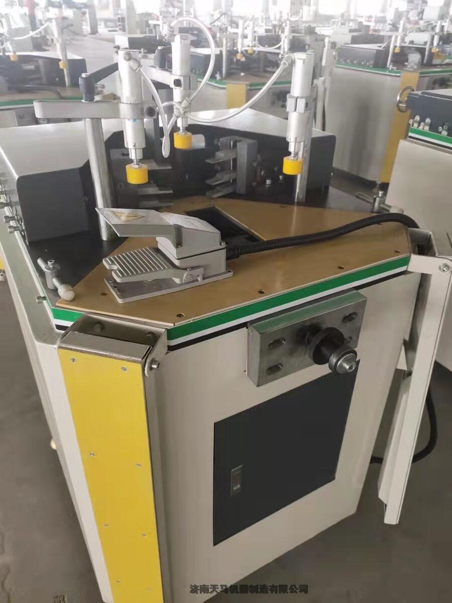 140重型升降組角機，斷橋鋁門窗設(shè)備整套發(fā)貨
