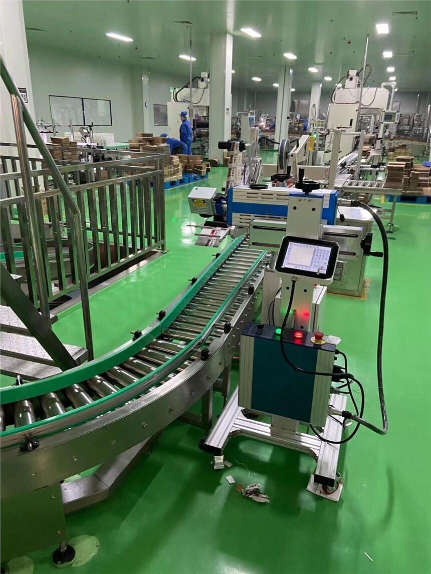 二氧化碳激光打標機流水線機型，酒水激光打碼機，礦泉水瓶日期打碼機