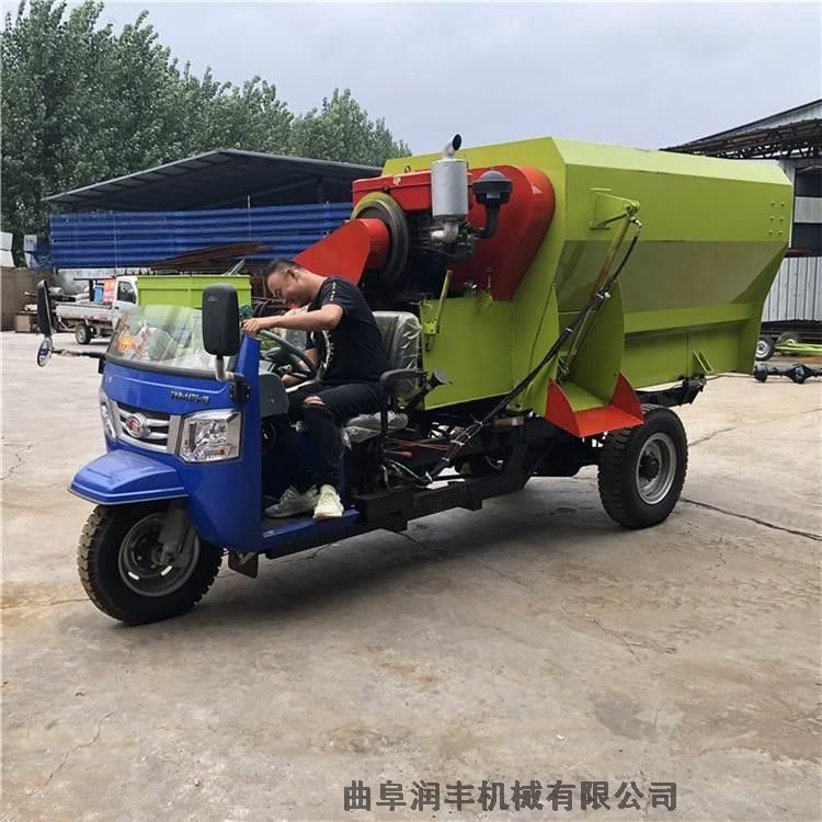 電瓶電機撒料車 TMR車載喂料車廠家 農(nóng)場飼料喂草車