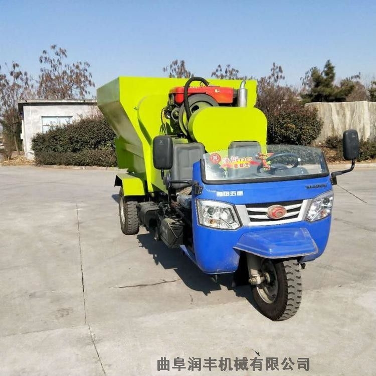 柴油型號(hào)撒草車 喂牛吃草喂料車設(shè)備 自走式自動(dòng)喂料車