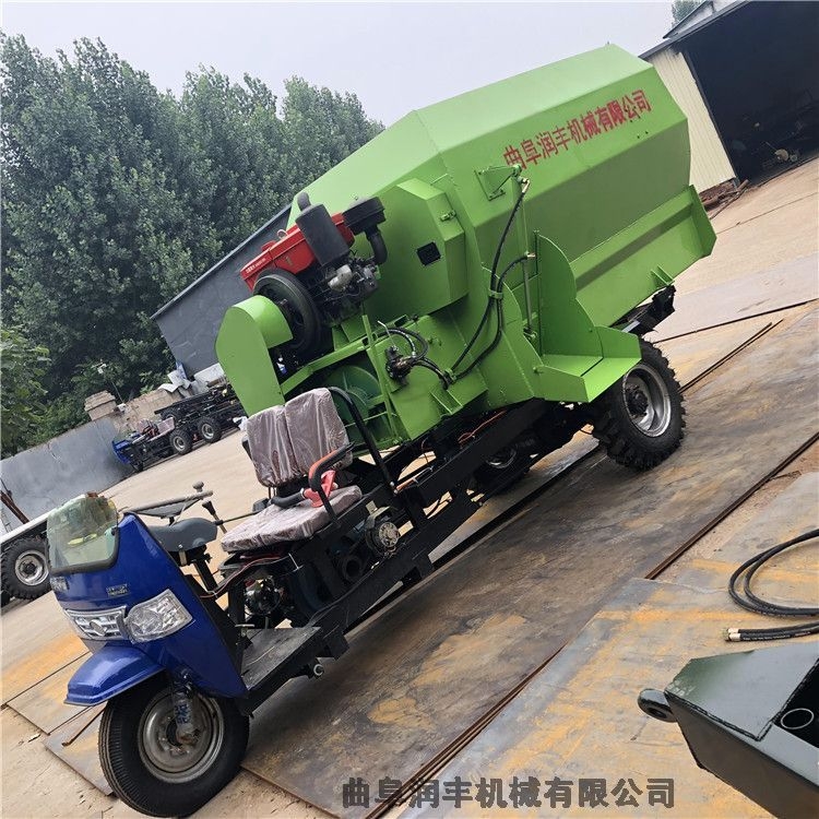 羊場(chǎng)自動(dòng)送料喂草車(chē) 撒料車(chē)結(jié)構(gòu)圖片 喂牛草車(chē)價(jià)格