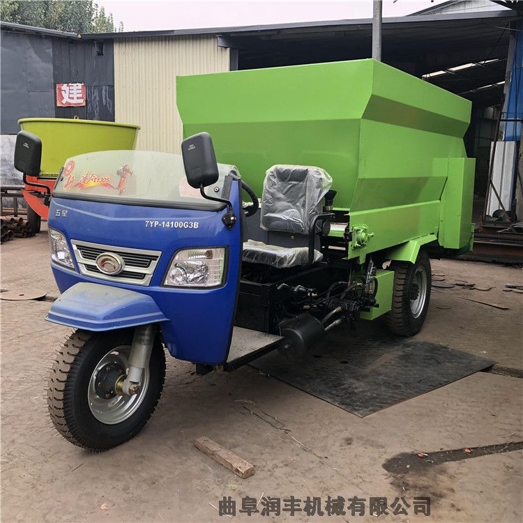 小型牛羊電動撒草機 養(yǎng)殖用喂草車圖片 多功能喂料車