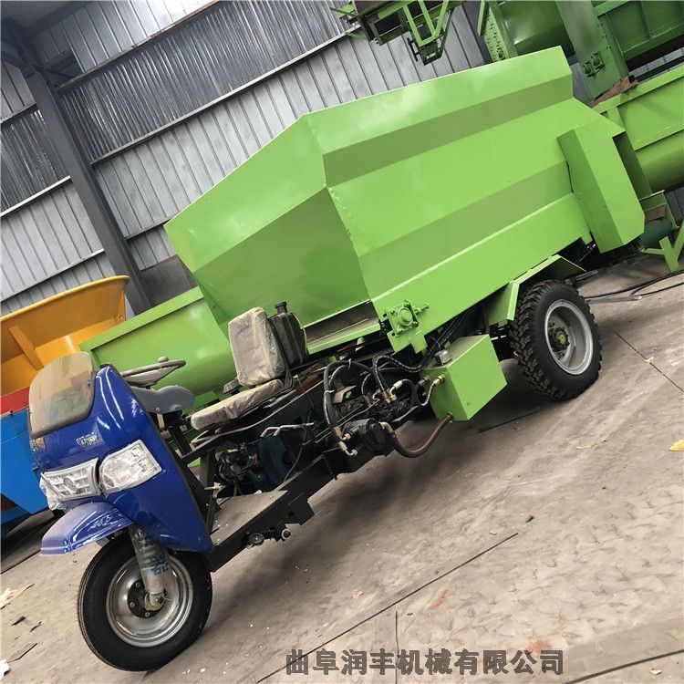 牛羊飼料運(yùn)輸撒料車 運(yùn)送草料喂料車 飼料撒料機(jī)廠家
